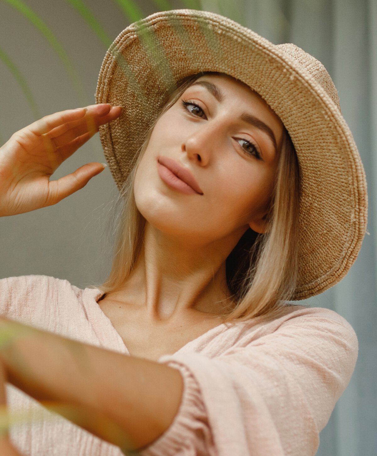 sarasota lip lift model wearing a sun hat